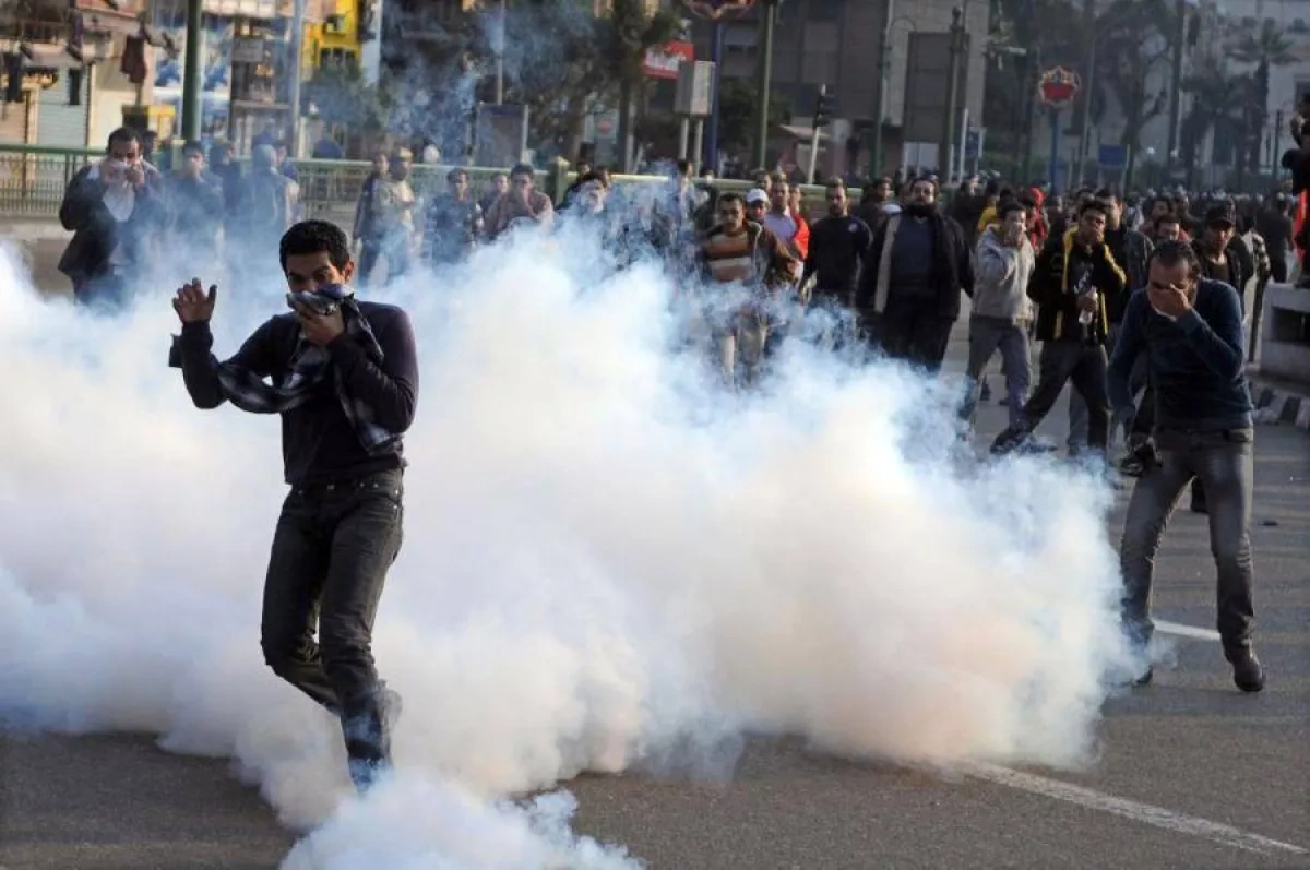 Tehran protests: Security forces use tear gas on Nabard street