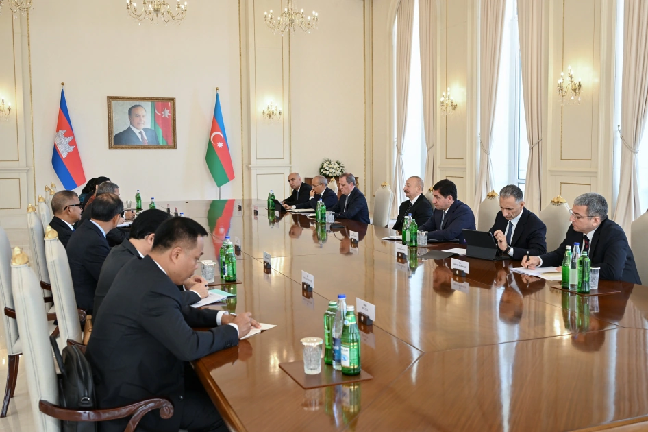 President Ilham Aliyev held expanded-format meeting with Prime Minister of Cambodia (PHOTO)