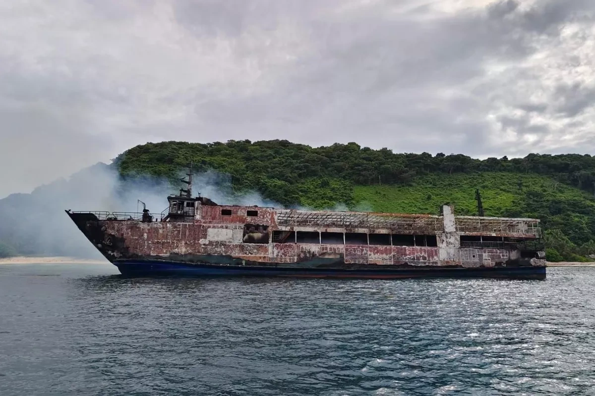 Philippines ferry fire leaves five dead, dozens missing PHOTO