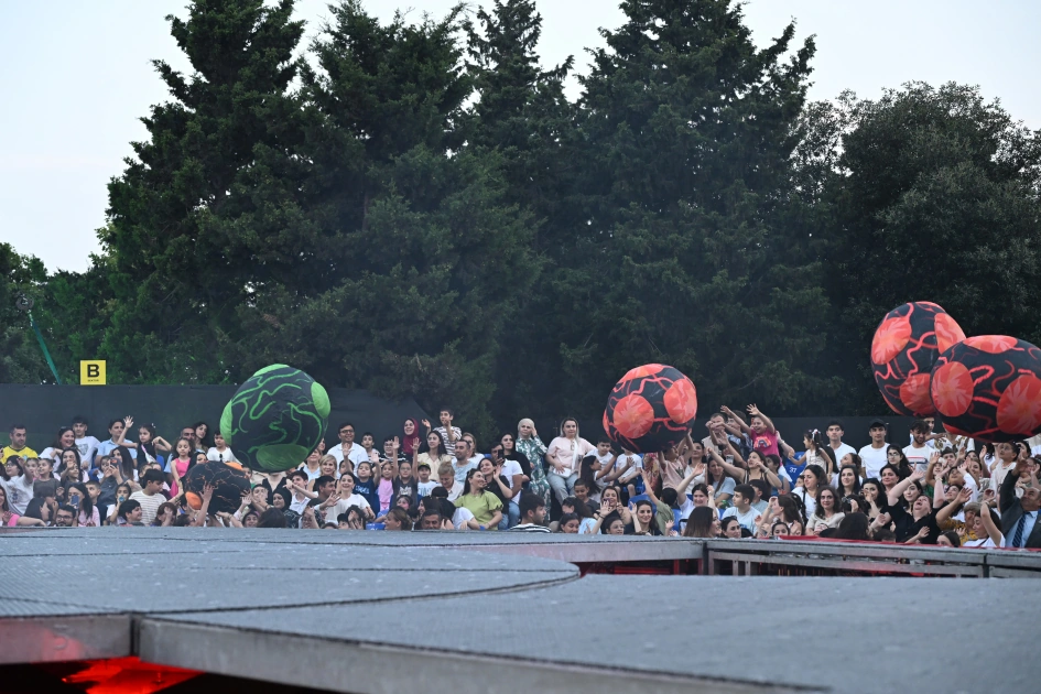 Leyla Aliyeva and Arzu Aliyeva visit "CandyFest" summer festival and watch "Magic Pearl" water circus show (PHOTO)