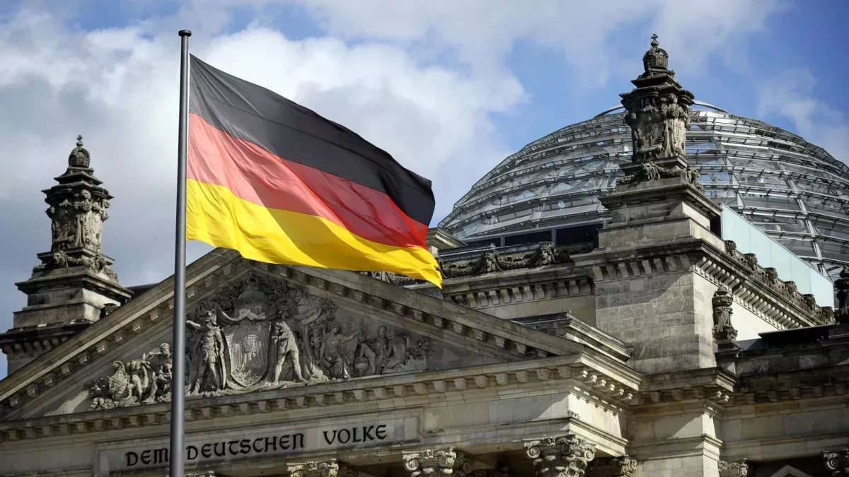 Berlin moves to track men abroad under military reform law