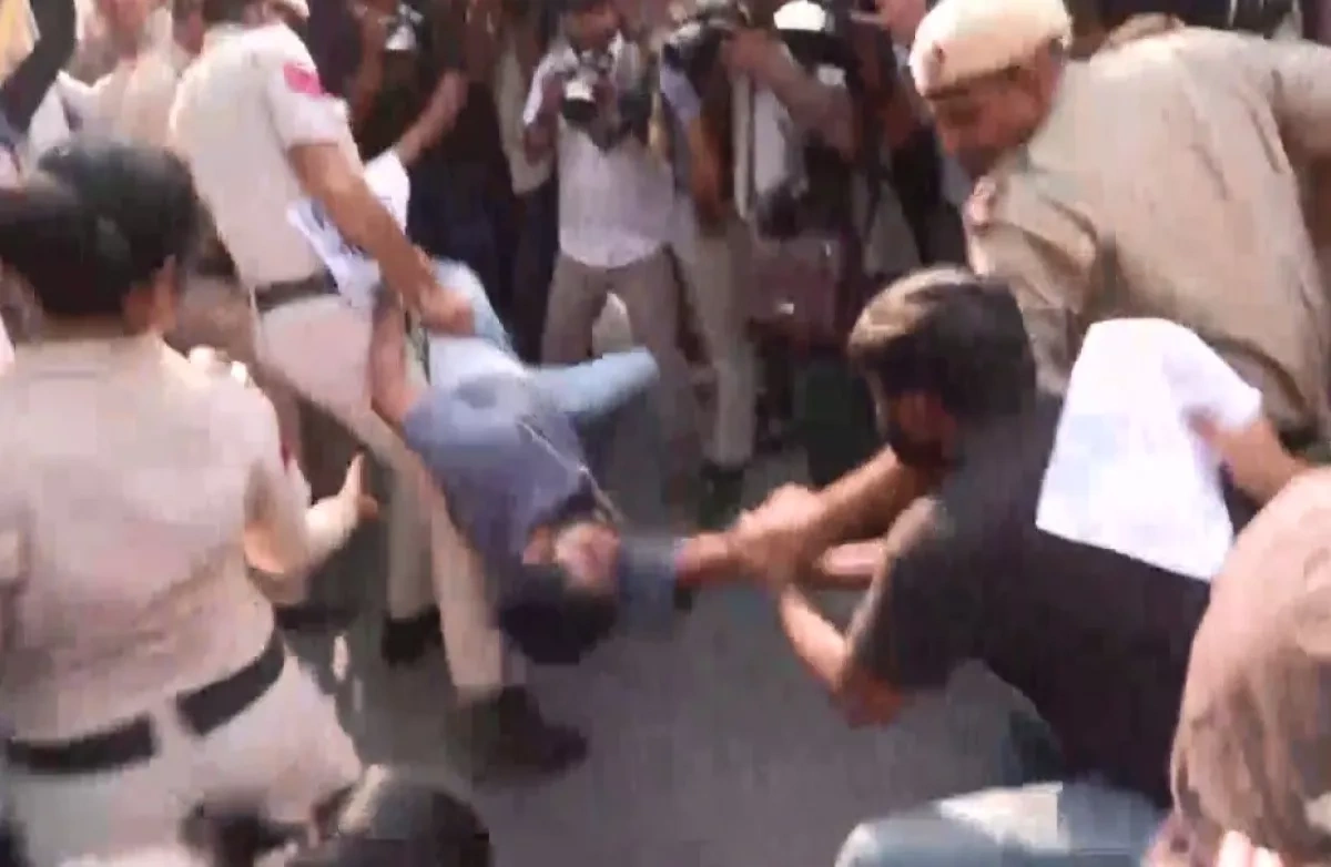 Student protests erupt in India after cancellation of medical entrance exam Photo
