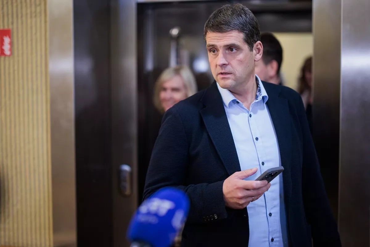 Lithuania’s ruling party head meets Hungarian FM to weigh EU far-right bloc entry
