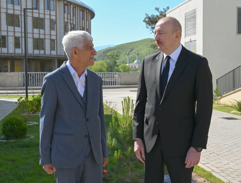 President Ilham Aliyev meets with families moving to first residential complex in Zangilan city (PHOTO)