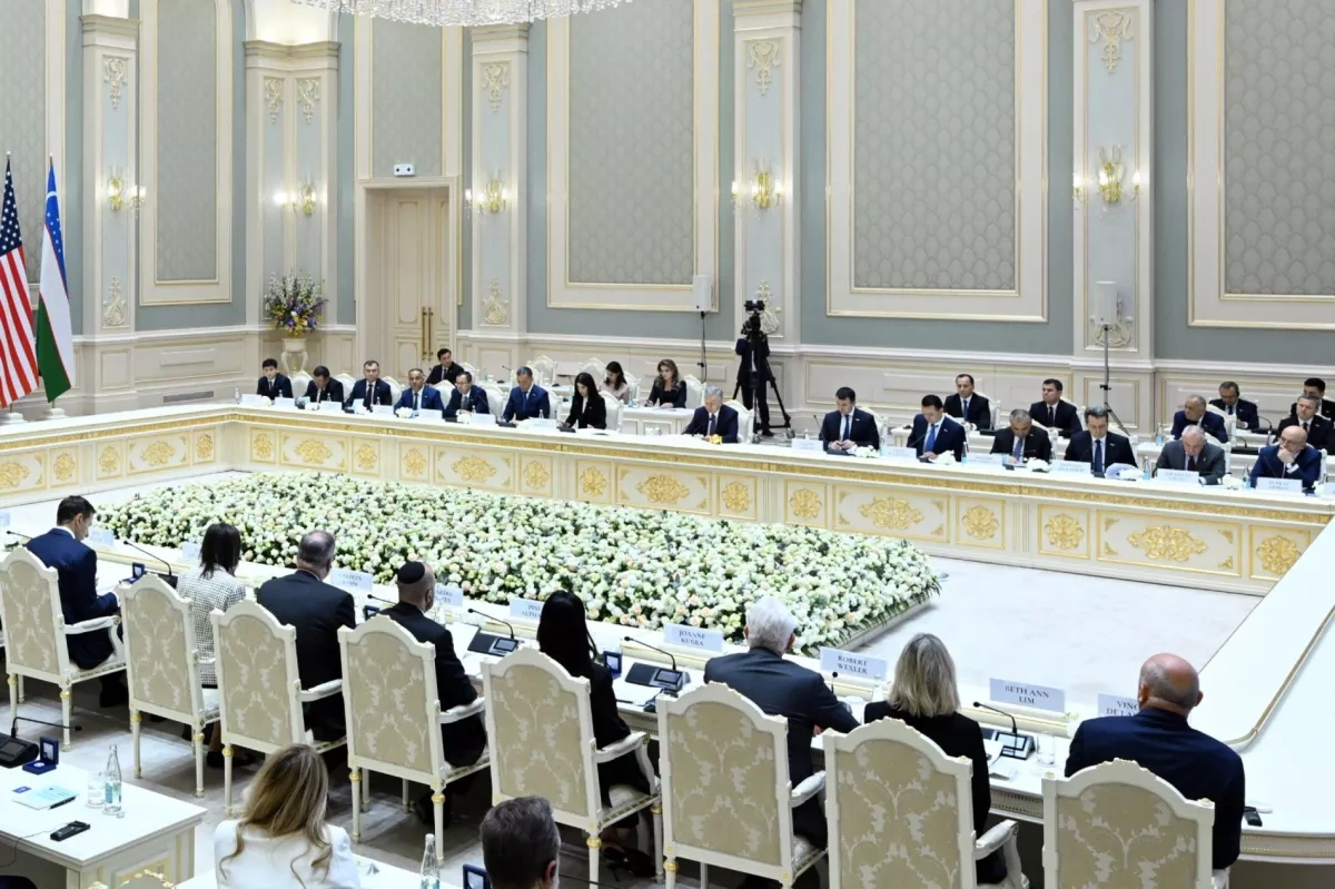 Uzbek leader holds high-level talks with US business leaders in Tashkent PHOTO