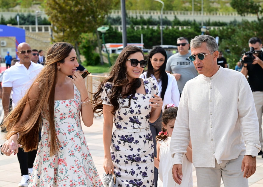 Vice-President of Heydar Aliyev Foundation Leyla Aliyeva and Arzu Aliyeva watch classic car parade and exhibition (PHOTO)