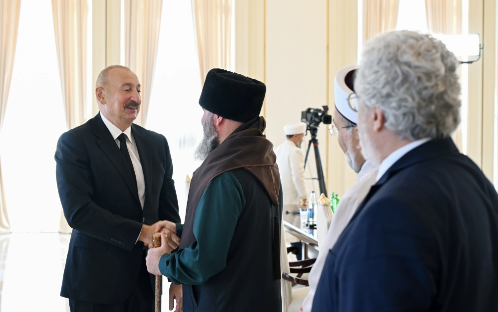 President Ilham Aliyev's sincere dialogue with participants of international conferences held in Baku (PHOTO)
