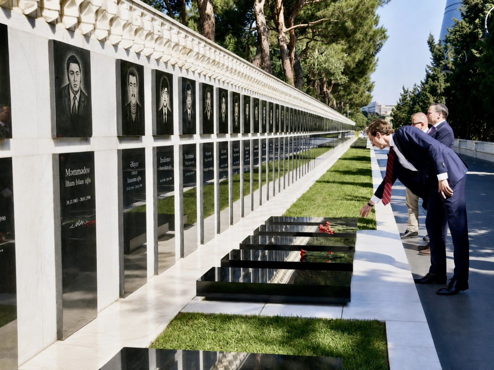 U.S. delegation visits Alley of Martyrs in Baku