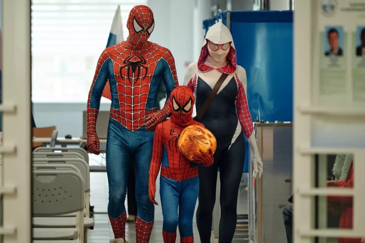 Family in Spider-Man costumes turns heads at polling station in Russia PHOTO