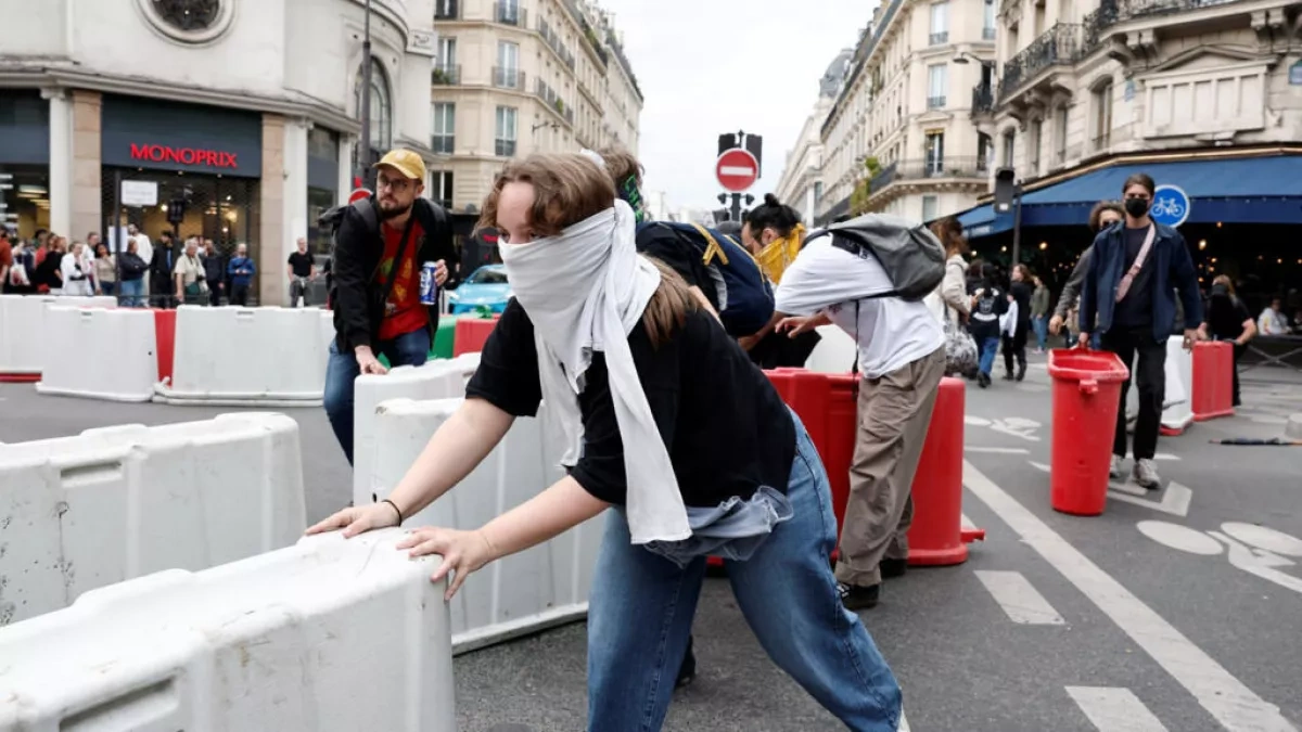 French mayor faces criticism after dancing with protesters VIDEO