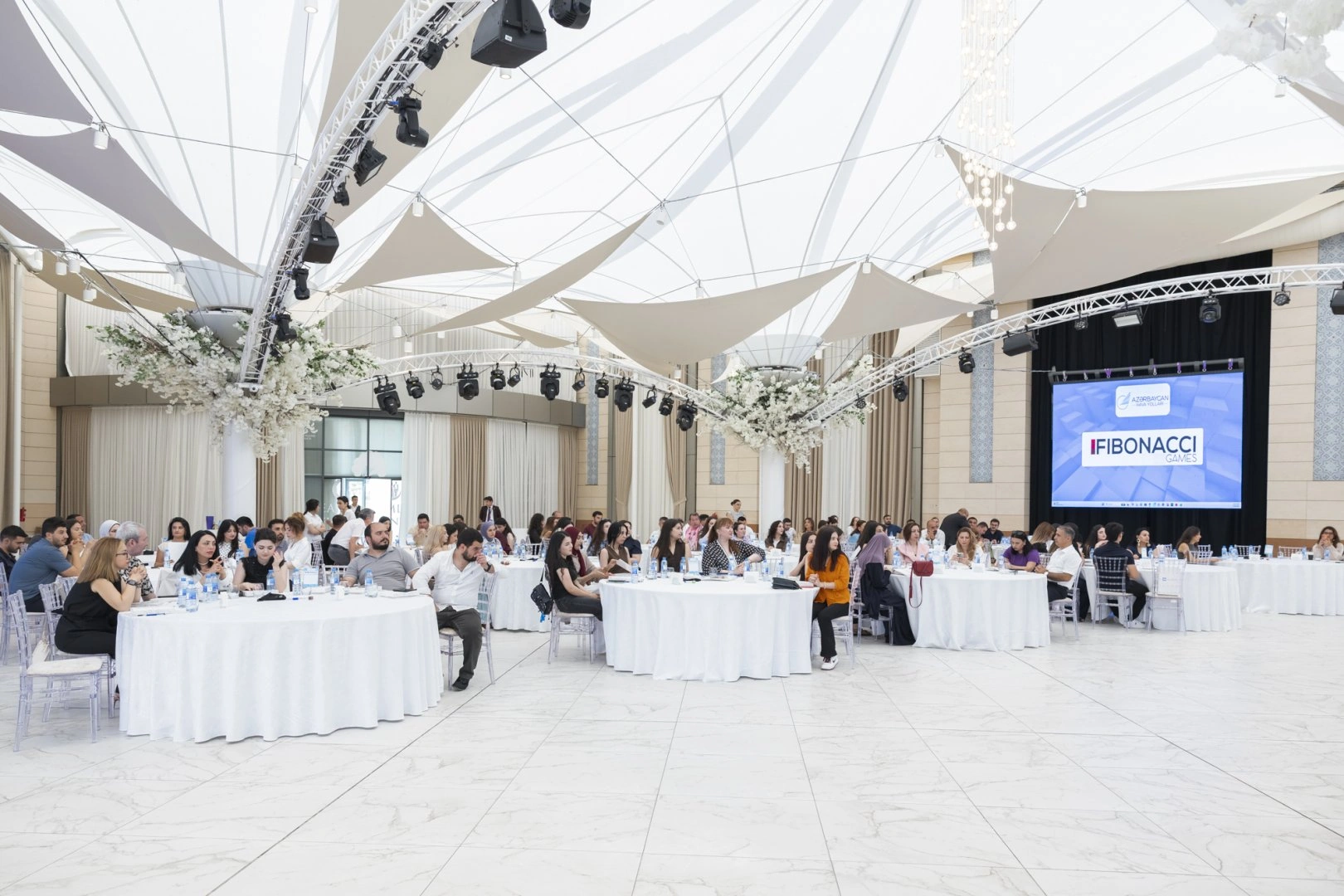 Azerbaijan Airlines organizes “Fibonacci” intellectual competition for media representatives to mark National Press Day (PHOTO)