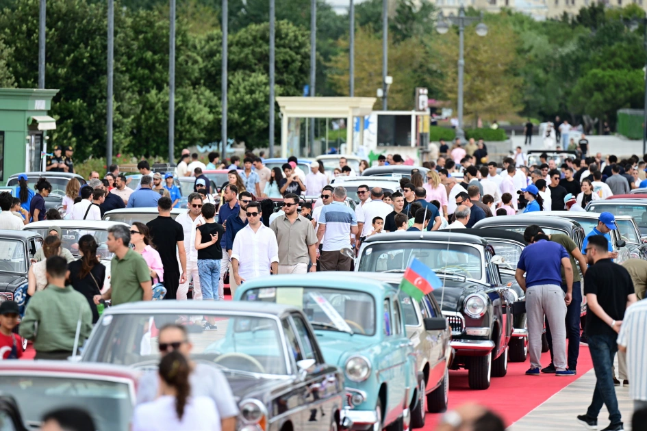 Vice-President of Heydar Aliyev Foundation Leyla Aliyeva and Arzu Aliyeva watch classic car parade and exhibition (PHOTO)