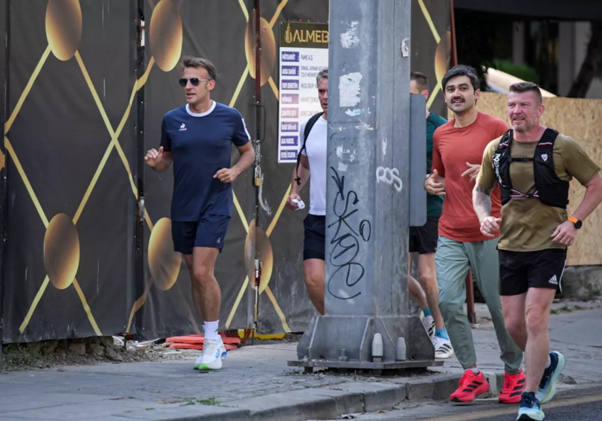 French president jogs through Ankara under tight security VIDEO