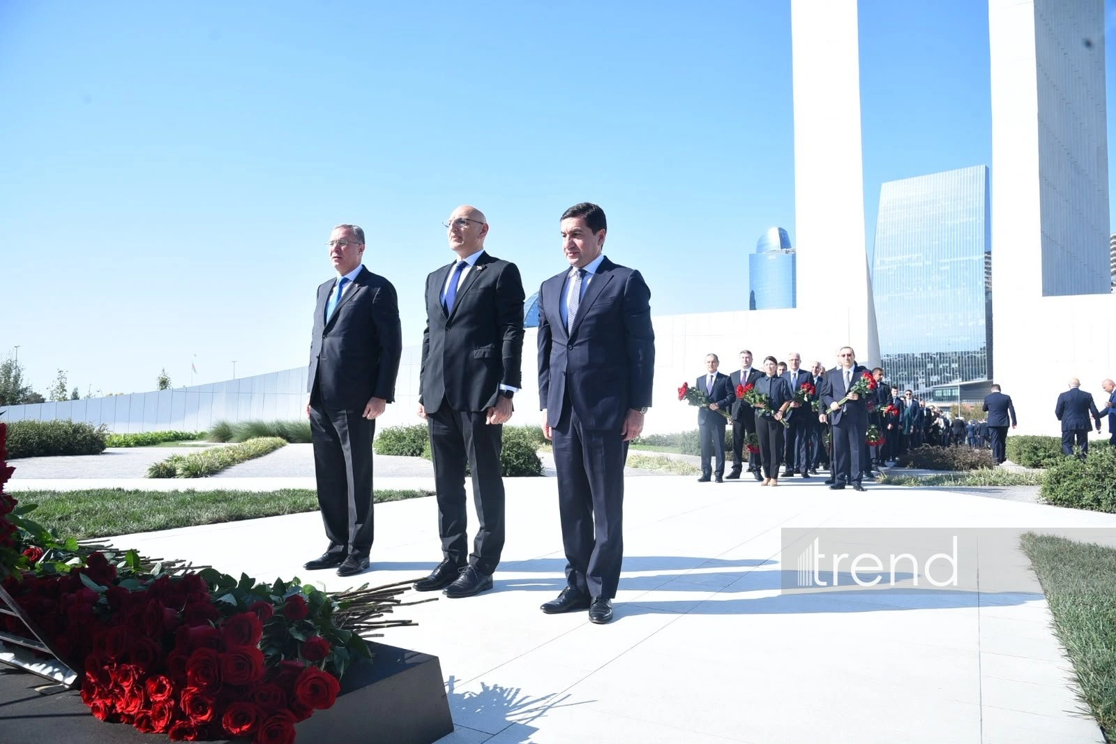 Azerbaijani officials pay tribute at Victory Park Memorial on Remembrance Day (PHOTO)