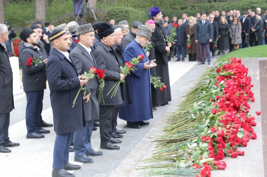 Leaders of faiths in Azerbaijan visit tomb of National Leader Heydar Aliyev (PHOTO)