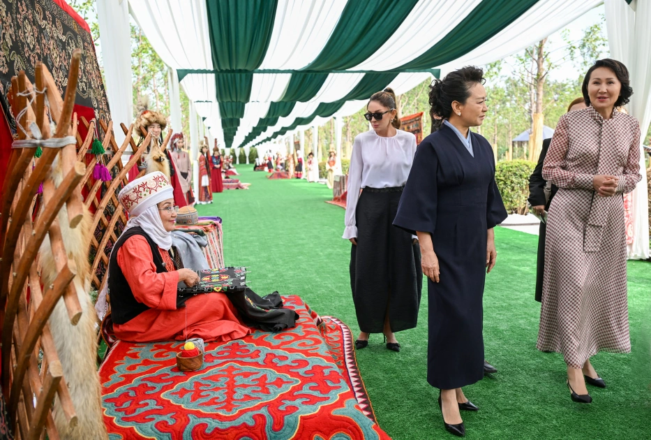 First Lady Mehriban Aliyeva views exhibition of handicrafts by masters of decorative and applied arts in Bishkek (PHOTO)