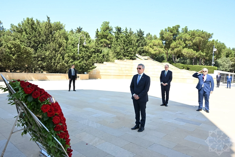 Head of Swiss Federal Department of Foreign Affairs pays tribute to martyrs in Baku (PHOTO)