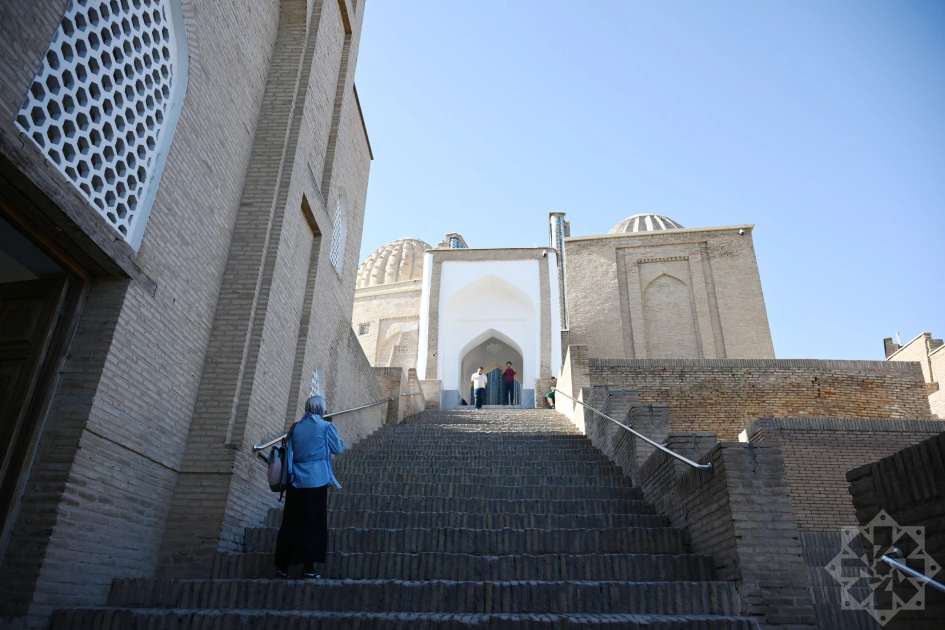 Azerbaijani journalists visit Shakhi Zinda memorial complex in Samarkand (PHOTO)
