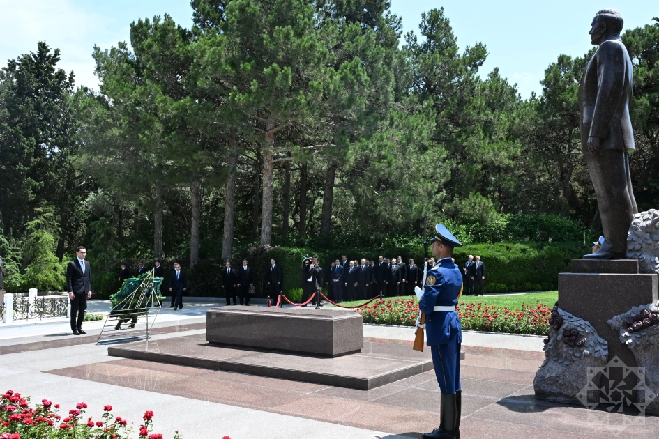 Turkmen President pays tribute to National Leader Heydar Aliyev (PHOTO)
