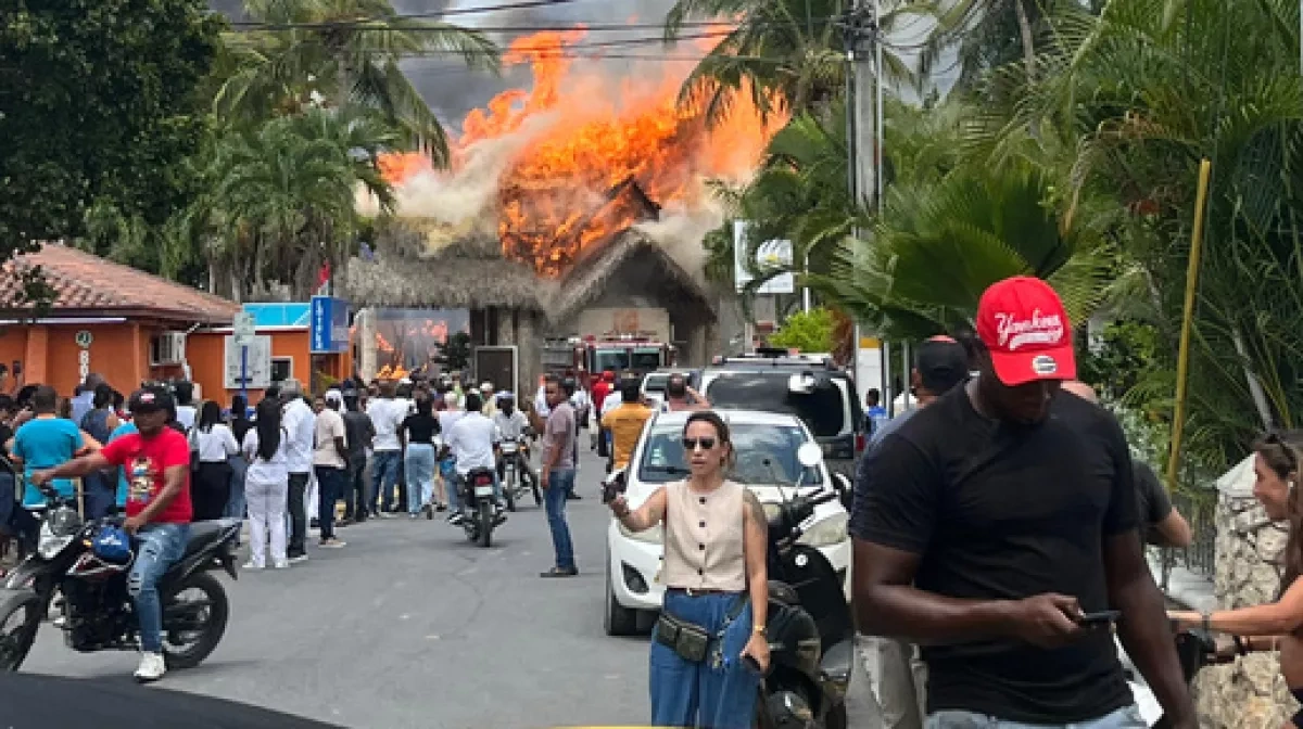 One dead, nearly 1,700 evacuated after fire at Dominican Republic beach resort VIDEO