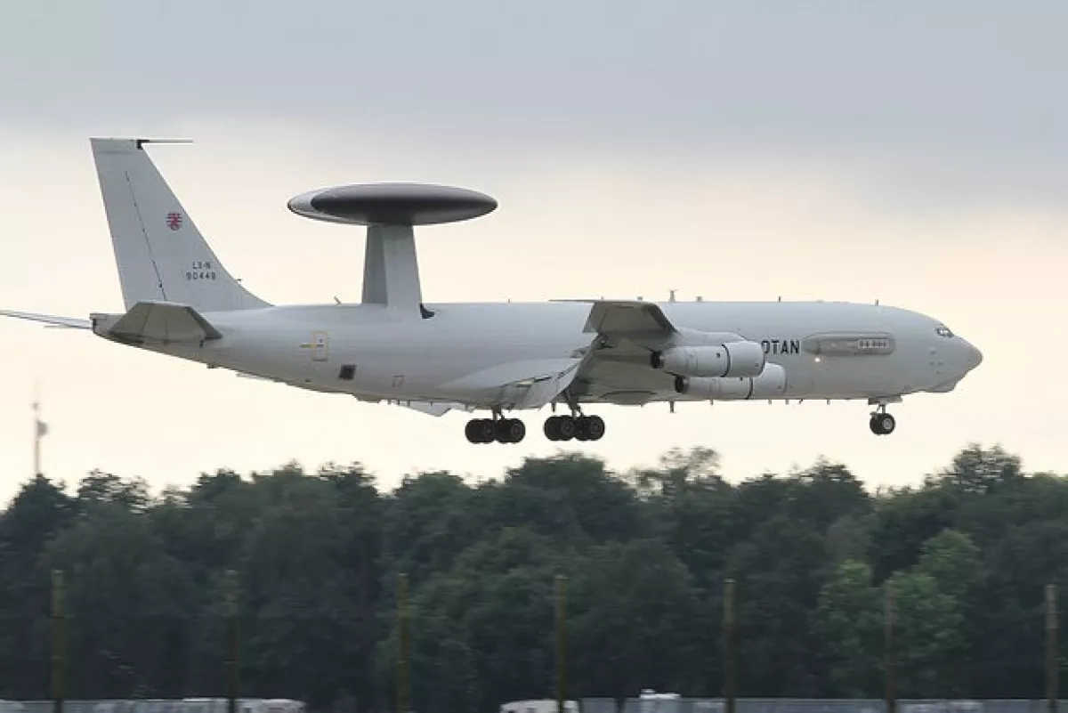 US Air Force E-3B Sentry issues emergency signal near Strait of Hormuz