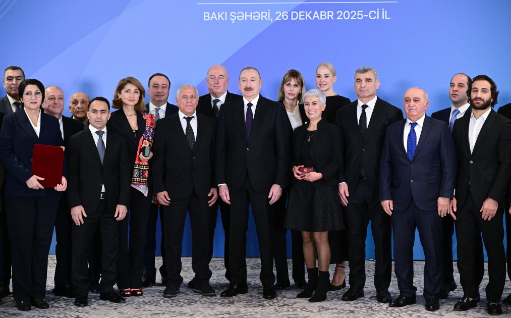 President Ilham Aliyev presents orders for new apartments to group of athletes and sports experts