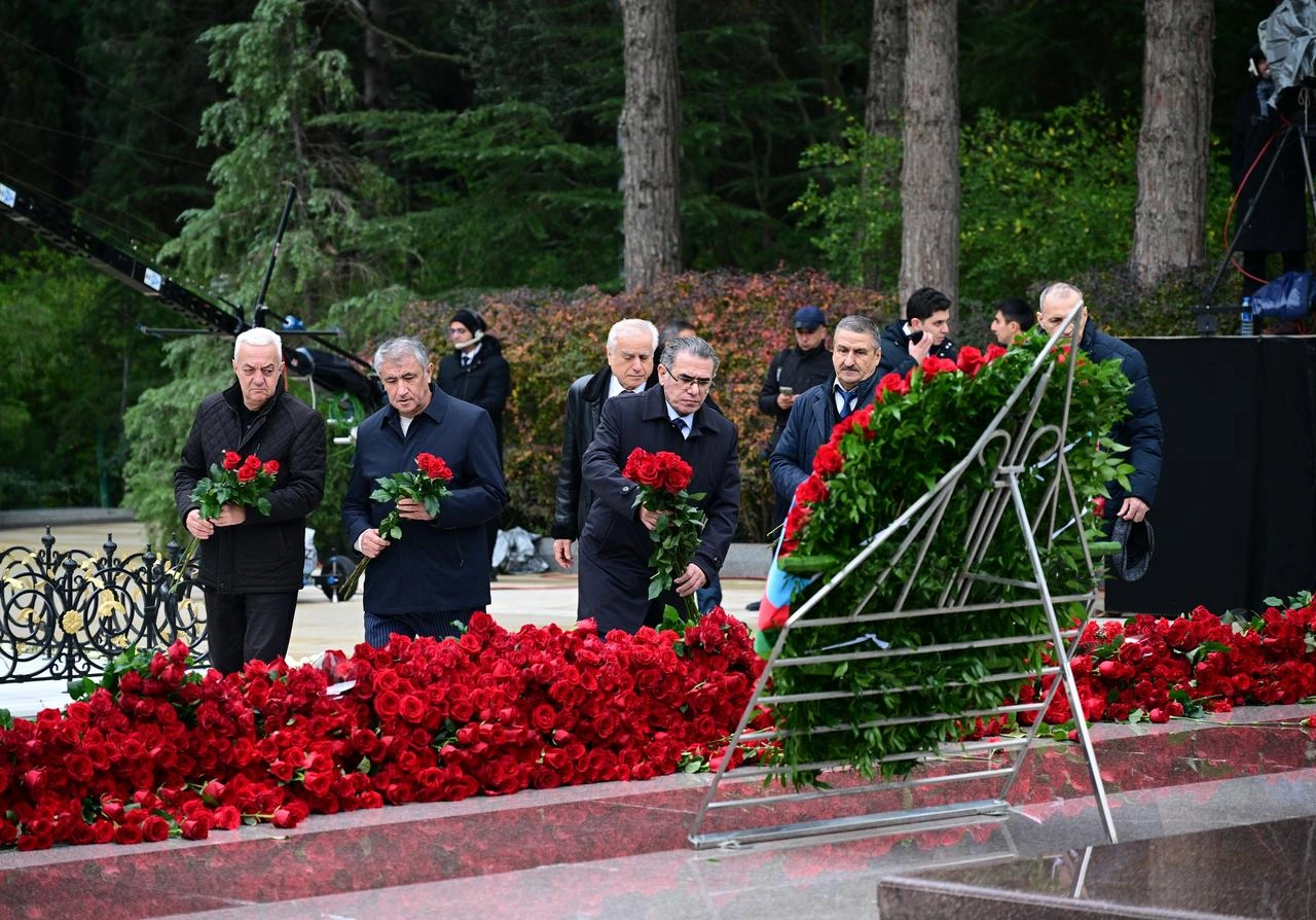 Azerbaijan's MEDIA and Audiovisual Council reps visit National Leader Heydar Aliyev's grave (PHOTO)