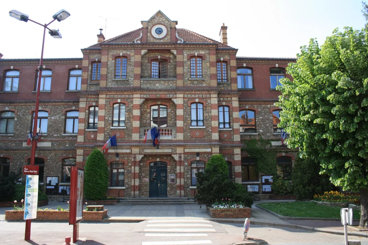 Media: Masked group ransacks town hall in suburb south of Paris