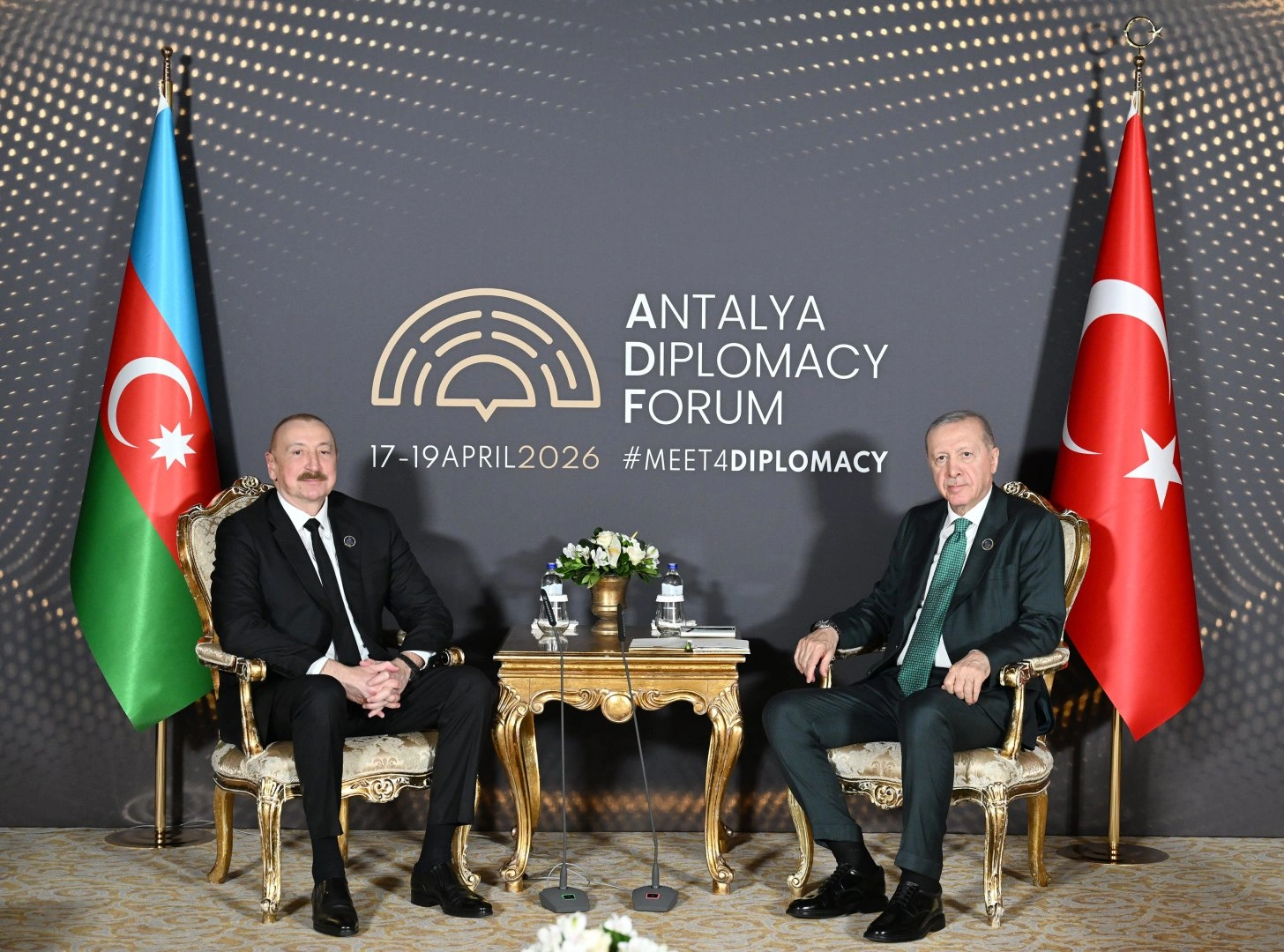 President Ilham Aliyev and Turkish President Recep Tayyip Erdogan meet in Antalya (PHOTO)