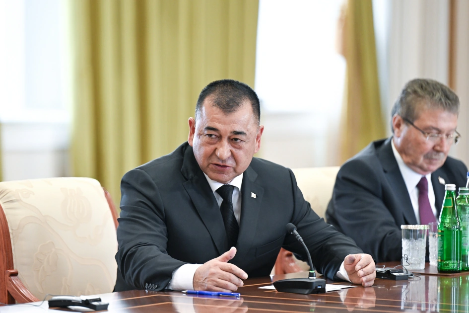 President Ilham Aliyev receives participants of meeting of heads of government of member states of Organization of Turkic States (PHOTO)