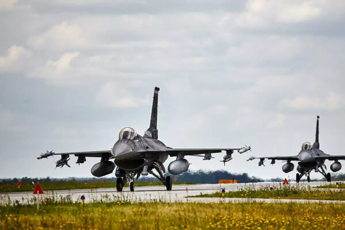 Poland raises air defences, scrambles jets amid Russian activity