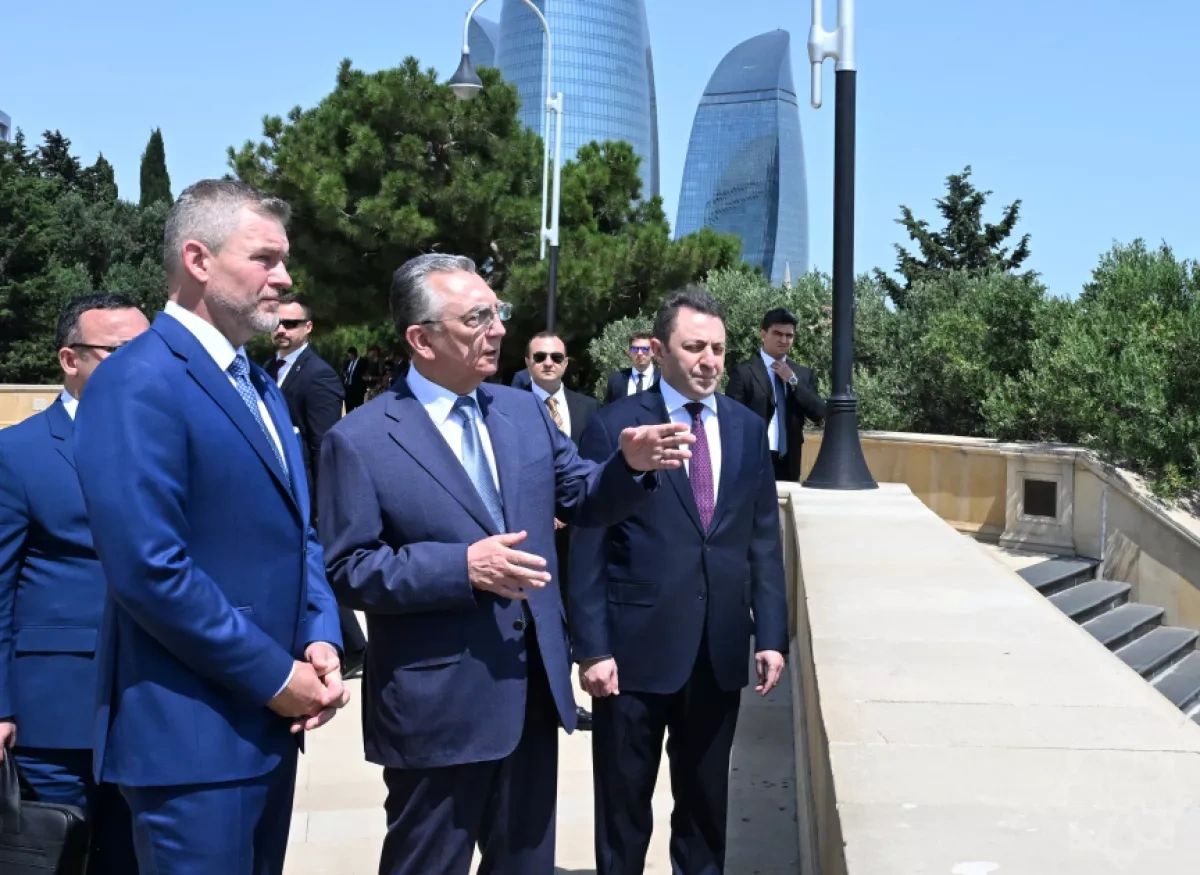 Slovak president pays tribute to Azerbaijan’s heroes at Baku’s Alley of Martyrs PHOTO