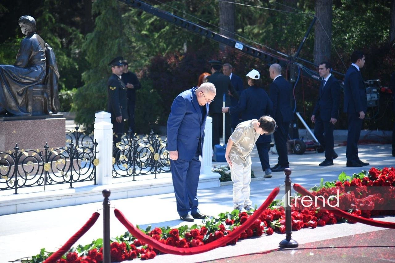 Azerbaijani people honor memory of National Leader Heydar Aliyev (PHOTO)