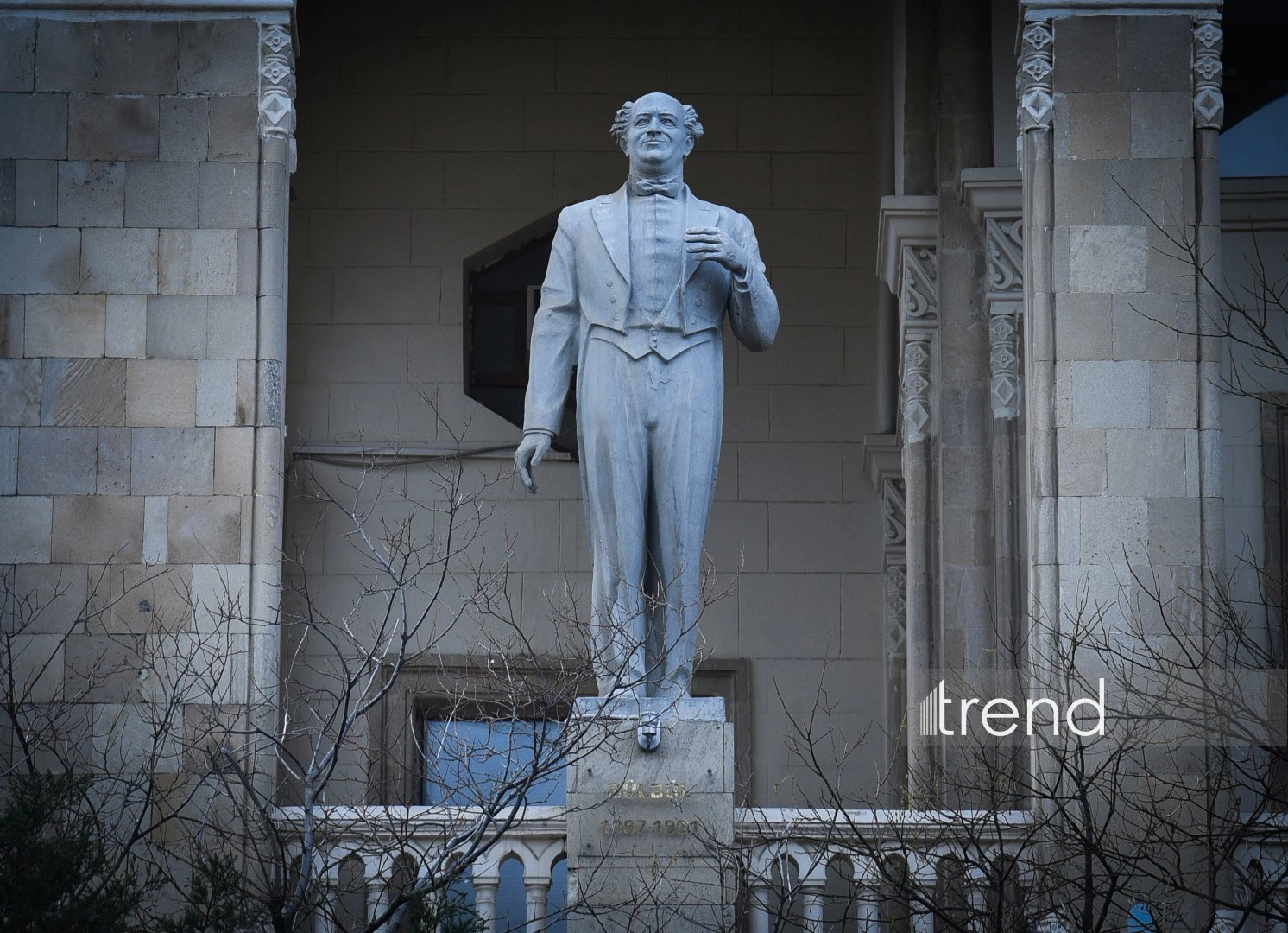 Gazing at Baku from National Library facade — stone gallery of great names (PHOTO)