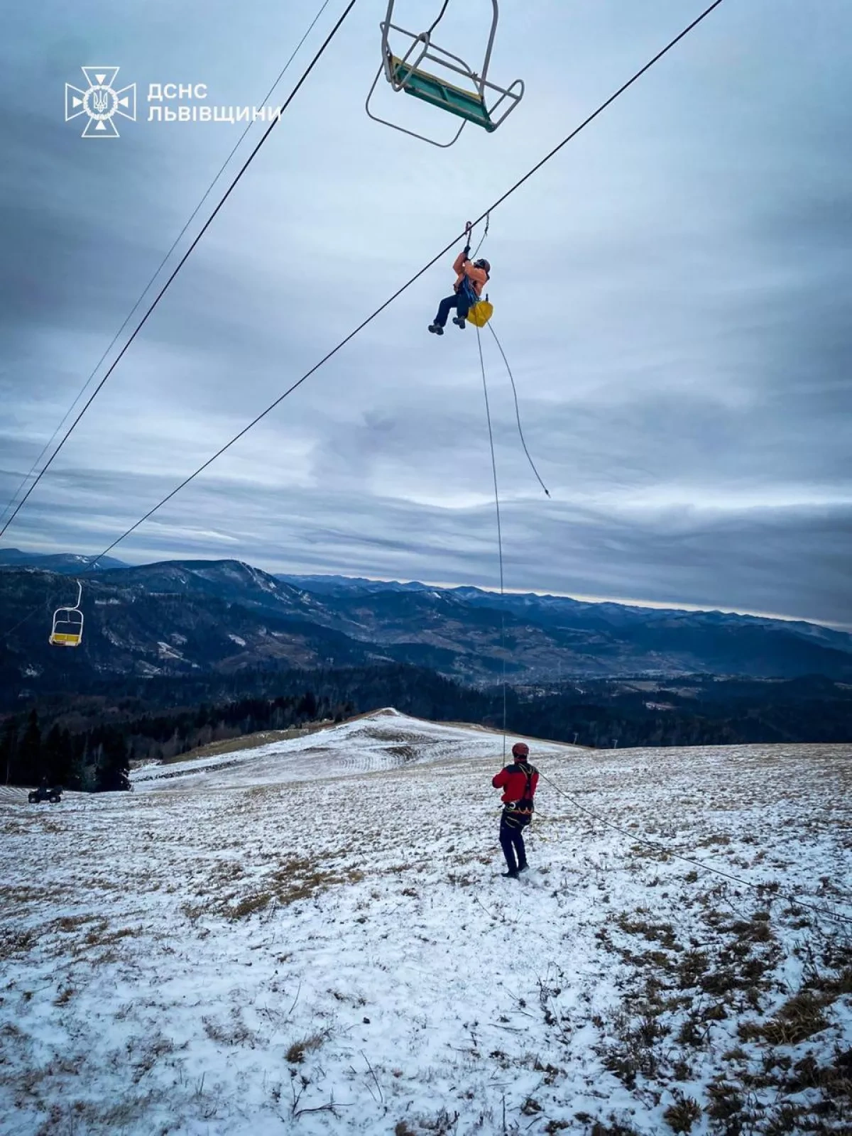 Dozens rescued after ski lift halts on Ukraine’s Mount Zakhar Berkut PHOTO