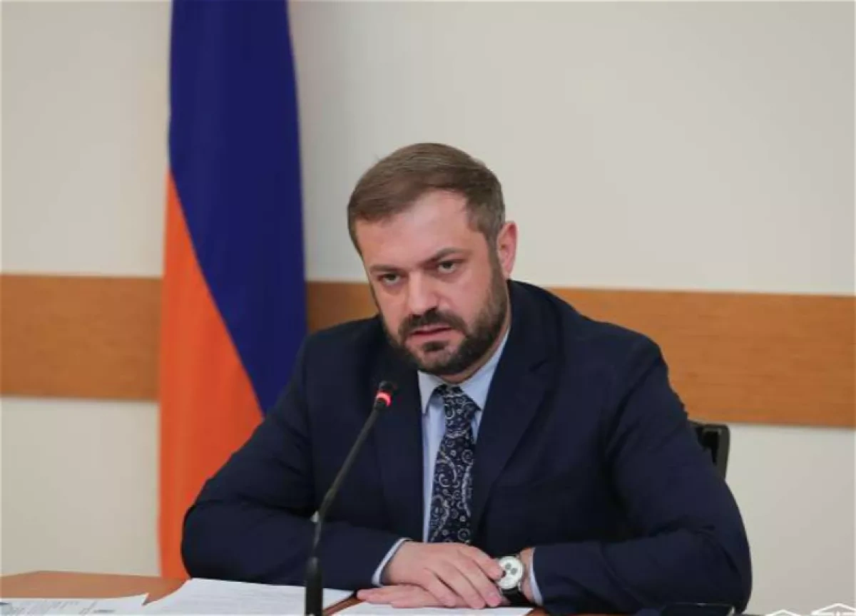 Armenian economy chief avoids questions on PM’s split