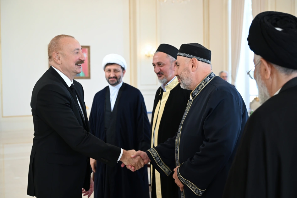President Ilham Aliyev's sincere dialogue with participants of international conferences held in Baku (PHOTO)