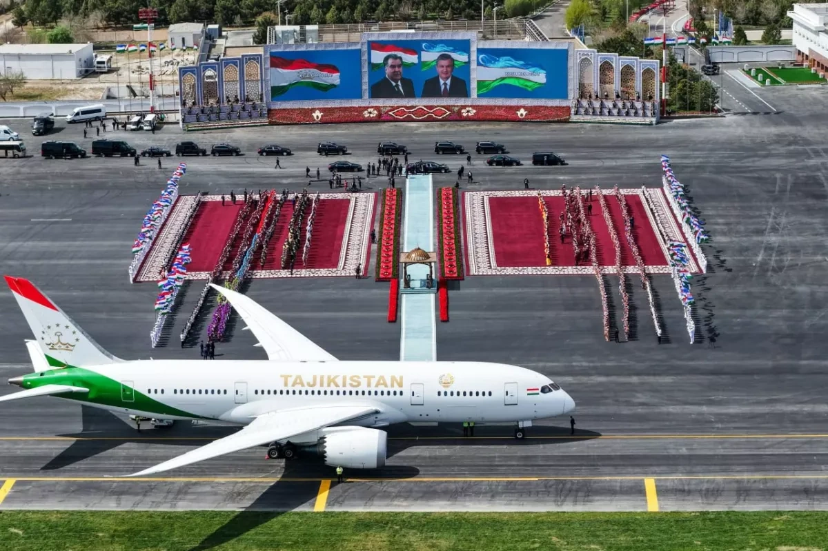 Uzbek President Mirziyoyev arrives in Bukhara for Uzbek-Tajik summit PHOTO