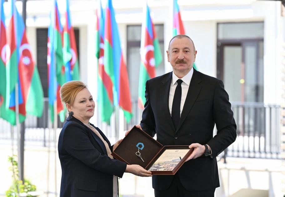 President Ilham Aliyev meets with families moving to first residential complex in Zangilan city (PHOTO)