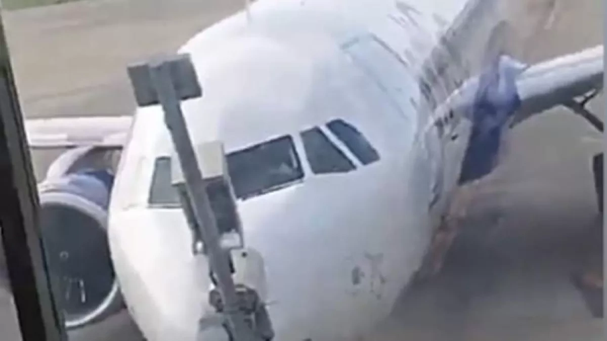 IndiGo plane collides with pole during parking at Indian airport VIDEO