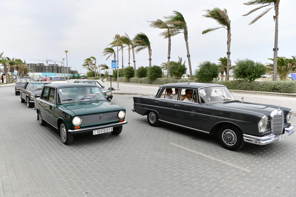 Vice-President of Heydar Aliyev Foundation Leyla Aliyeva and Arzu Aliyeva watch classic car parade and exhibition (PHOTO)