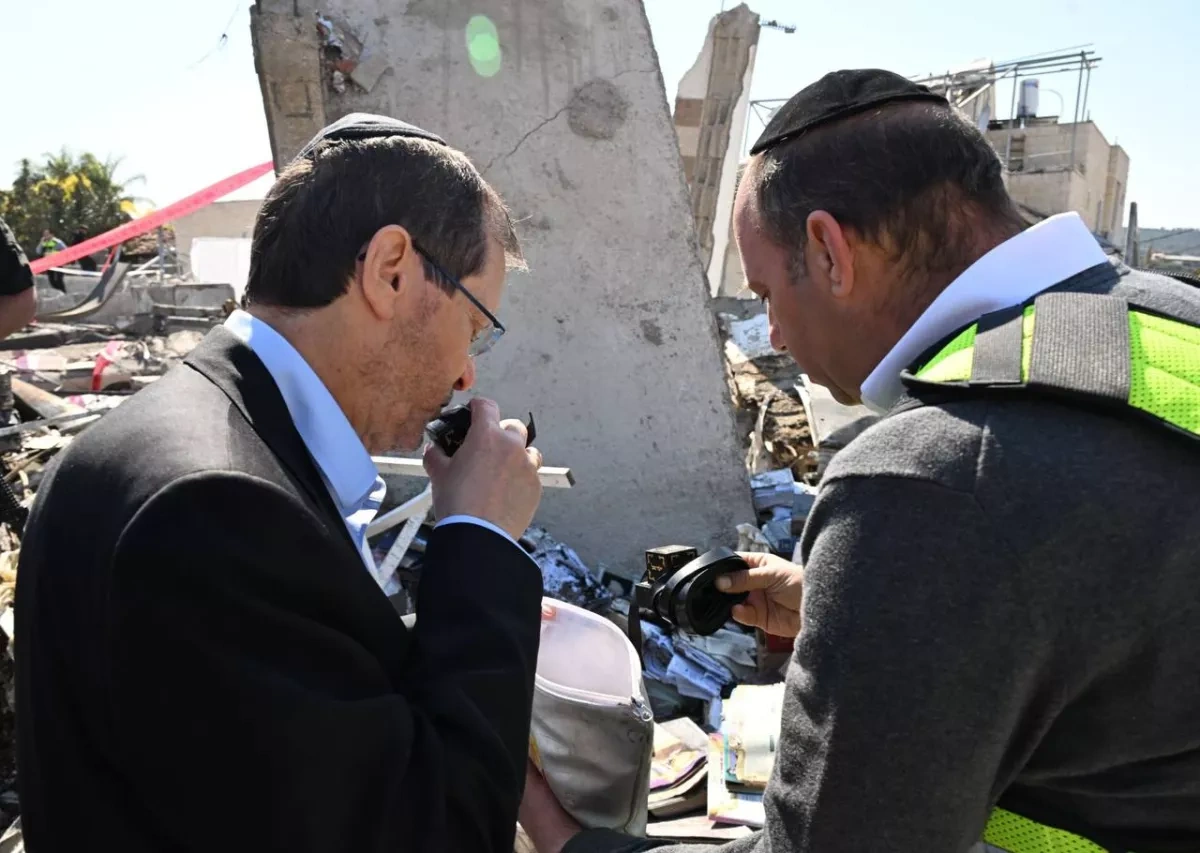 Israeli president visits Beit Shemesh after deadly rocket strike PHOTO