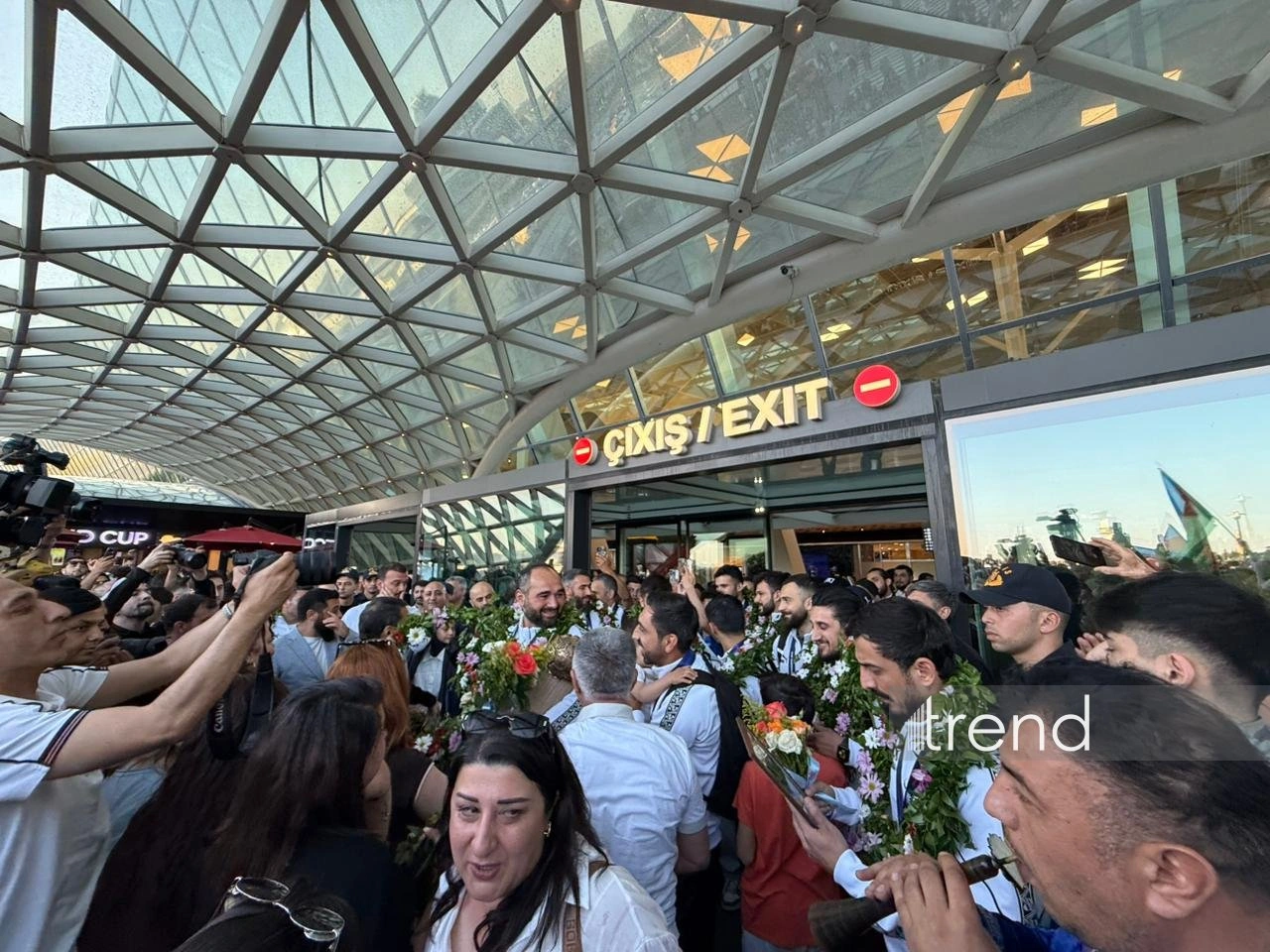 Azerbaijan’s European minifootball champions return home (PHOTO)