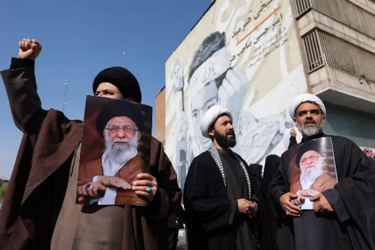 Iranian pro-regime supporters rally in Tehran Photo