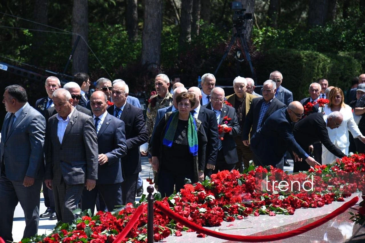 Azerbaijani people honor memory of National Leader Heydar Aliyev (PHOTO)
