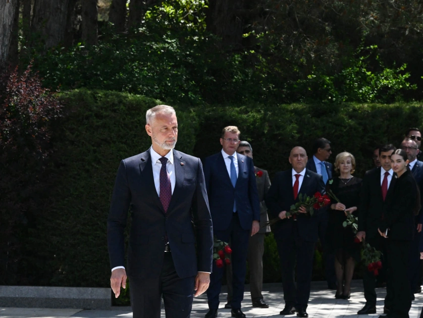Slovak delegation pays tribute to National Leader Heydar Aliyev (PHOTO)