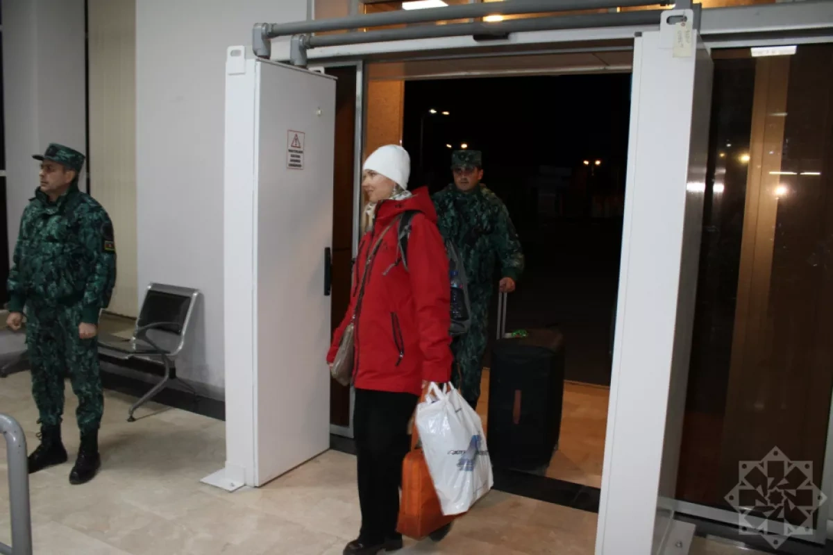 Azerbaijan evacuates another group of Russian citizens from Iran PHOTO
