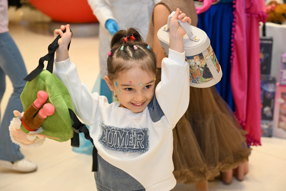 Heydar Aliyev Foundation VP Leyla Aliyeva, Arzu Aliyeva, and Alena Aliyeva attend festive celebration for children (PHOTO)