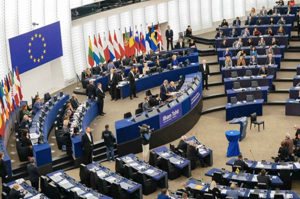 Europe scrambles to save Greenland as Trump pushes for win
