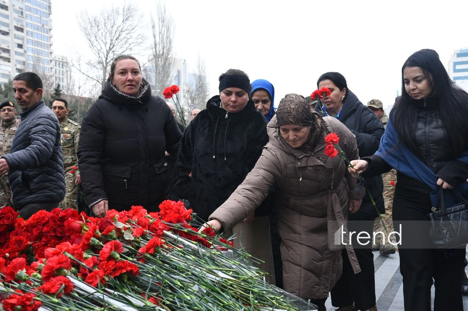 Azerbaijani people visit "Mother's Cry" monument on 34th anniversary of Khojaly genocide (PHOTO)